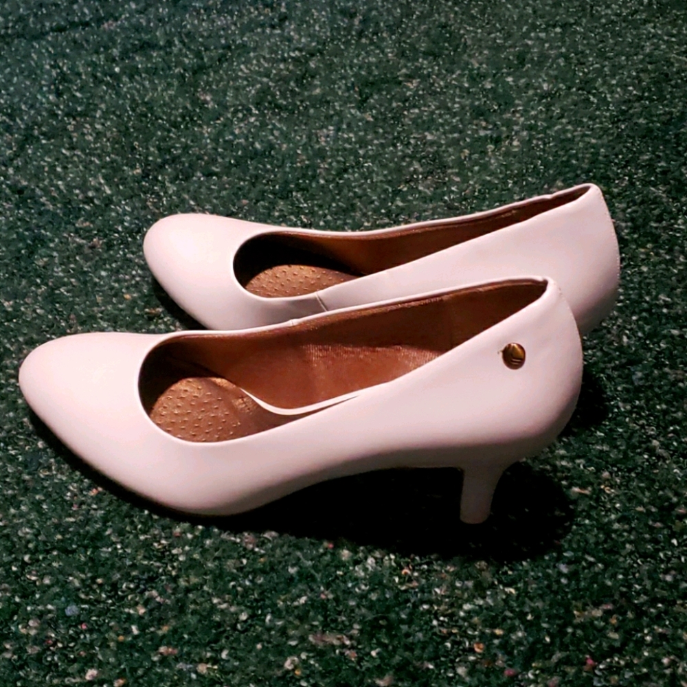Women's 9.5 Like new Life Stride White heel shoes